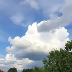 céu parcialmente limpo
