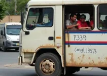 pedra de caminhão fere passageiros de ônibus em Colatina