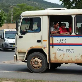 pedra de caminhão fere passageiros de ônibus em Colatina